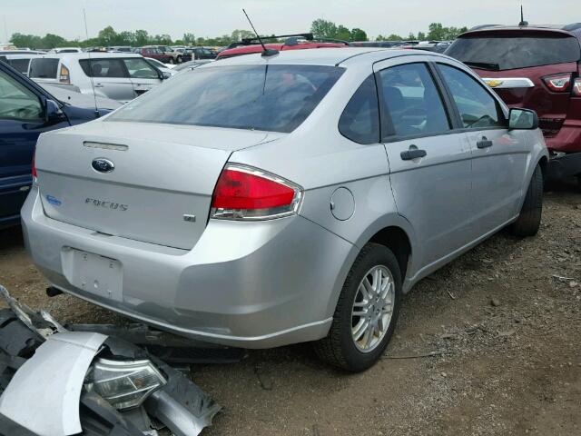 1FAHP3FN6AW295208 - 2010 FORD FOCUS SILVER photo 4