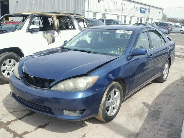 4T1BE32K25U082691 - 2005 TOYOTA CAMRY LE BLUE photo 2