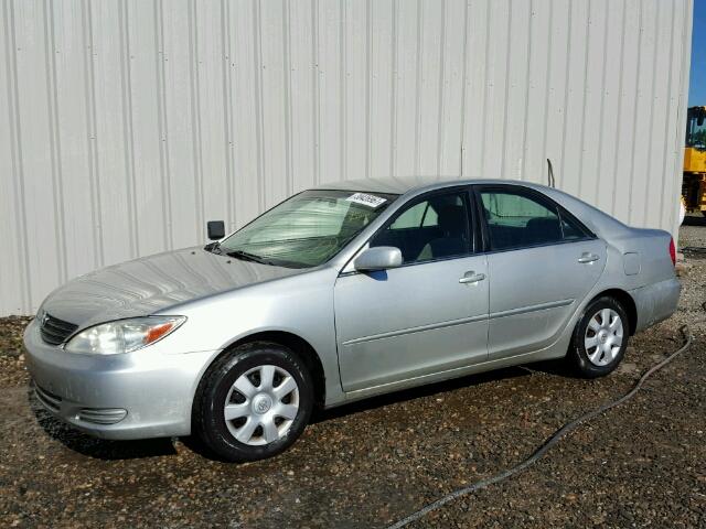 JTDBE32K520053080 - 2002 TOYOTA CAMRY LE SILVER photo 2