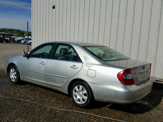 JTDBE32K520053080 - 2002 TOYOTA CAMRY LE SILVER photo 3