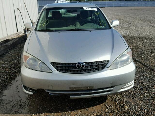 JTDBE32K520053080 - 2002 TOYOTA CAMRY LE SILVER photo 9