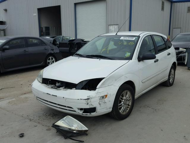 1FAHP37N27W120154 - 2007 FORD FOCUS ZX5 WHITE photo 2