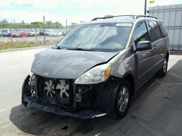 5TDZA22C74S216664 - 2004 TOYOTA SIENNA XLE GRAY photo 2