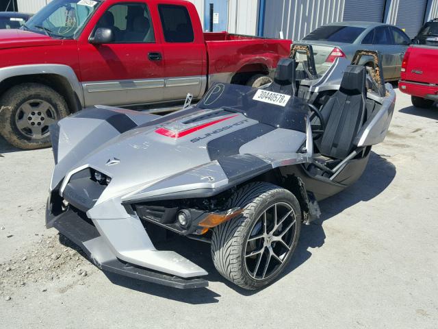 57XAAPFA3G7114688 - 2016 POLARIS SLINGSHOT SILVER photo 2