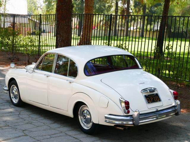 P181125BW - 1967 JAGUAR MARK II WHITE photo 4