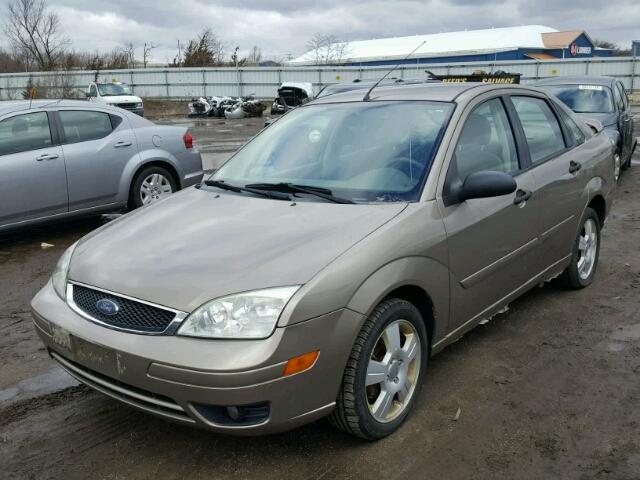 1FAFP34N45W209037 - 2005 FORD FOCUS ZX4 GOLD photo 2