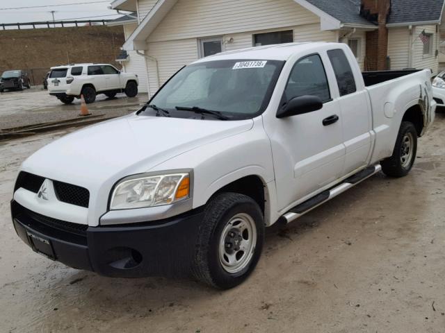 1Z7HC22K06S574149 - 2006 MITSUBISHI RAIDER LS WHITE photo 2