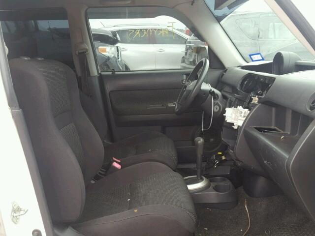JTLKT324350192365 - 2005 TOYOTA SCION XB WHITE photo 5