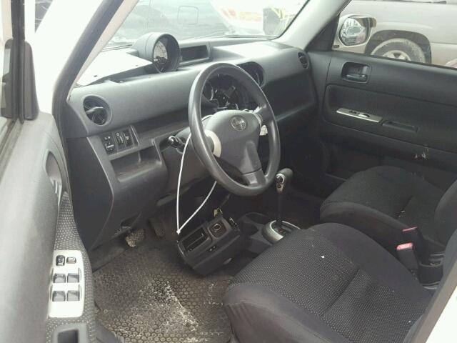 JTLKT324350192365 - 2005 TOYOTA SCION XB WHITE photo 9