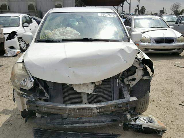 3N1BC13E48L389451 - 2008 NISSAN VERSA S WHITE photo 9