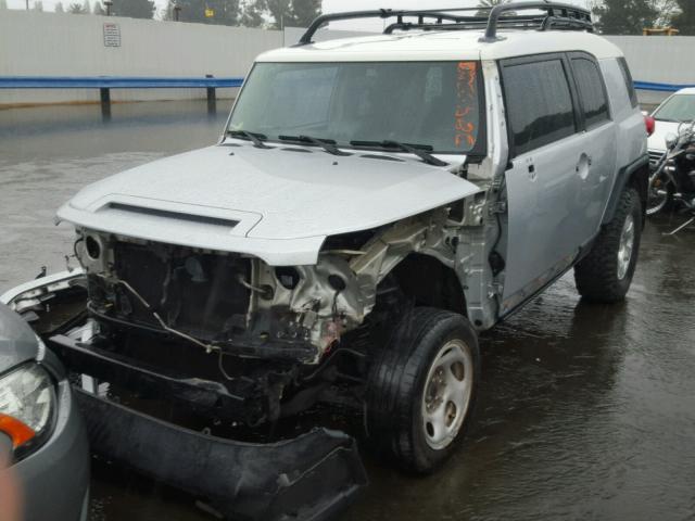 JTEBU11F070023970 - 2007 TOYOTA FJ CRUISER SILVER photo 2