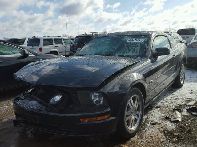 1ZVFT82H955142535 - 2005 FORD MUSTANG GT BLACK photo 2