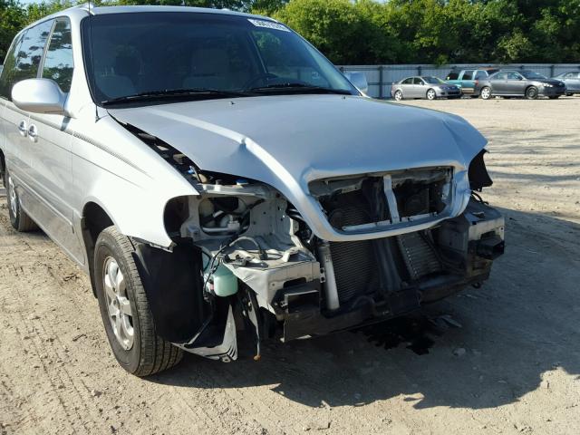 KNDUP131946593898 - 2004 KIA SEDONA EX SILVER photo 9