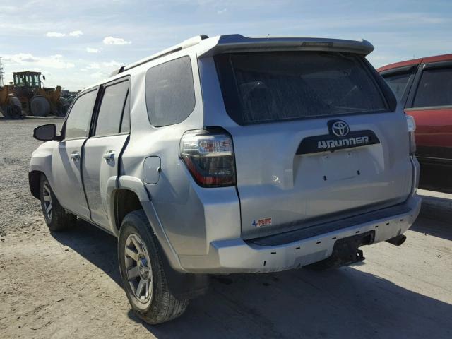 JTEBU5JRXF5271887 - 2015 TOYOTA 4RUNNER SR SILVER photo 3