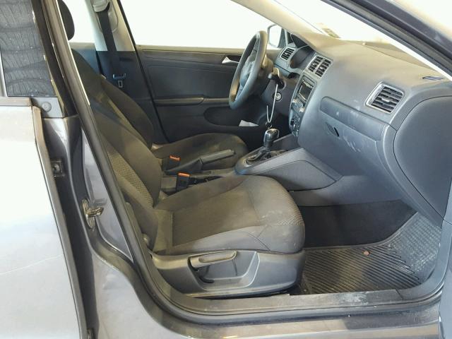 3VW2K7AJ8DM402285 - 2013 VOLKSWAGEN JETTA BASE 灰色 照片 5