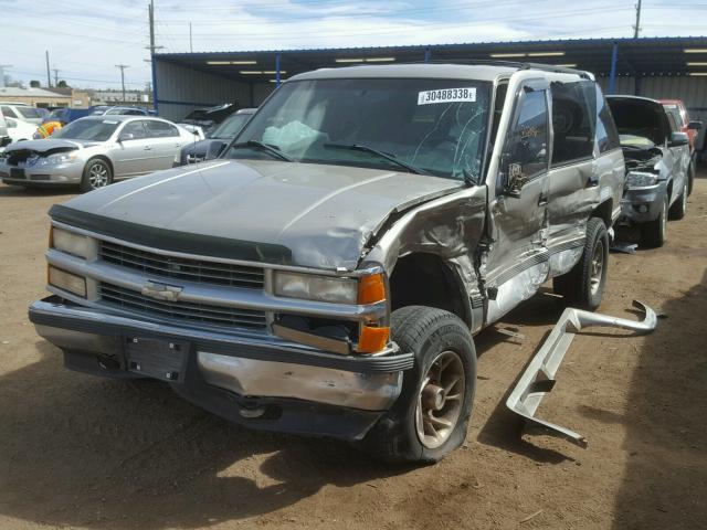 1GNEK13R8XJ325524 - 1999 CHEVROLET TAHOE K150 SILVER photo 2