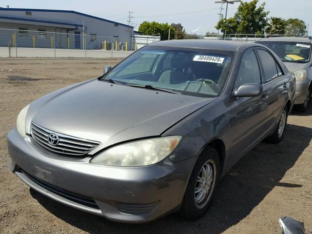 4T1BE32K25U564609 - 2005 TOYOTA CAMRY LE GRAY photo 2