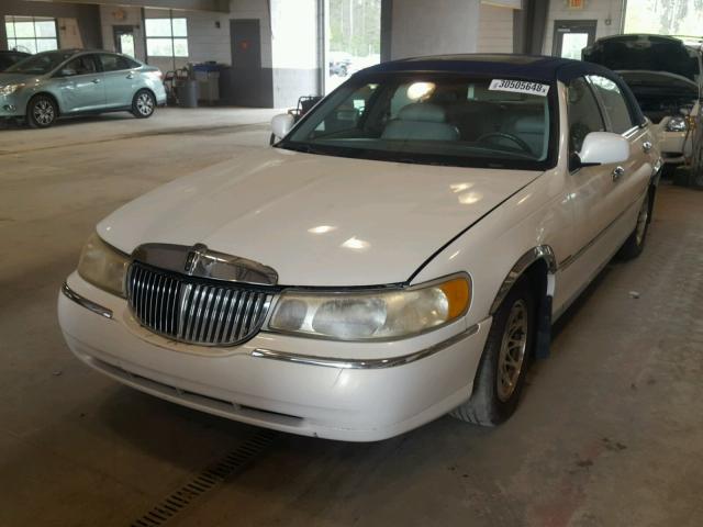 1LNFM83W8WY695413 - 1998 LINCOLN TOWN CAR C WHITE photo 2