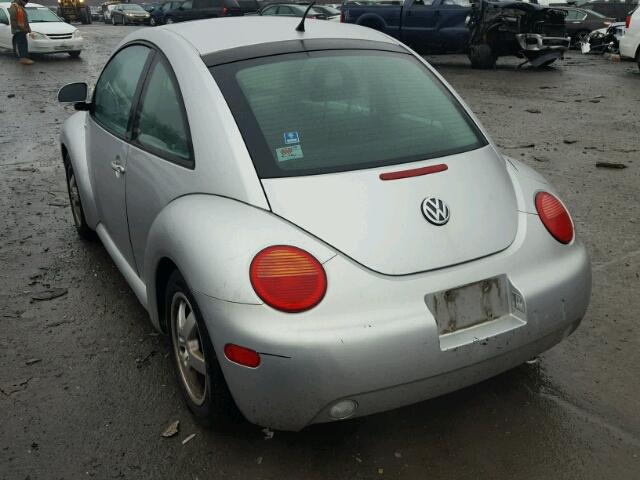 3VWCD21C6YM472005 - 2000 VOLKSWAGEN NEW BEETLE SILVER photo 3