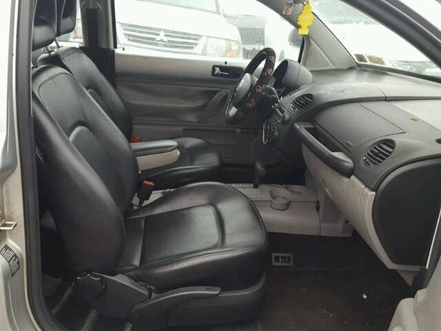 3VWCD21C6YM472005 - 2000 VOLKSWAGEN NEW BEETLE 银色 照片 5