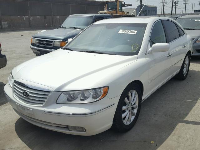 KMHFC46F27A208885 - 2007 HYUNDAI AZERA SE WHITE photo 2