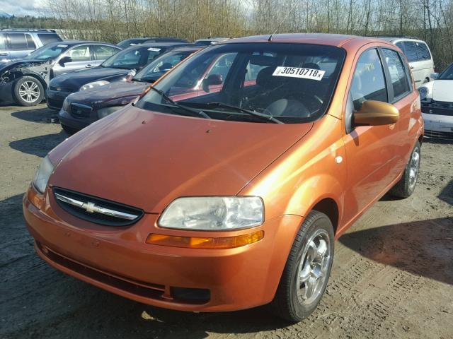 KL1TD62655B425111 - 2005 CHEVROLET AVEO BASE ORANGE photo 2