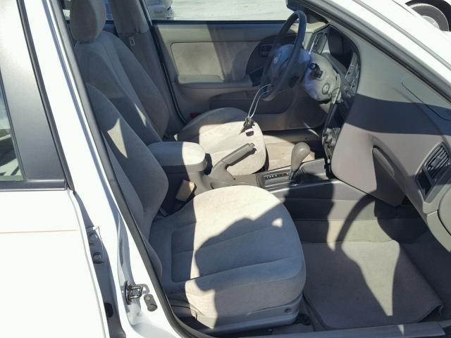 KMHDN46D65U028353 - 2005 HYUNDAI ELANTRA GL WHITE photo 5