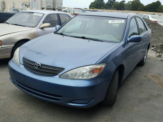 JTDBE32K220123988 - 2002 TOYOTA CAMRY LE BLUE photo 2