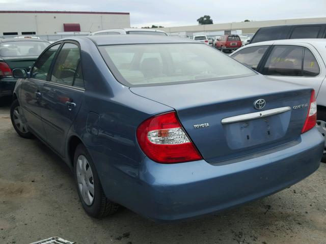 JTDBE32K220123988 - 2002 TOYOTA CAMRY LE BLUE photo 3