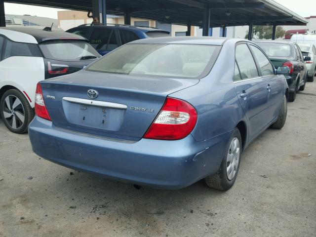 JTDBE32K220123988 - 2002 TOYOTA CAMRY LE BLUE photo 4