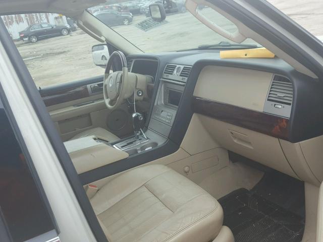 5LMFU28505LJ04979 - 2005 LINCOLN NAVIGATOR 奶油色 照片 5