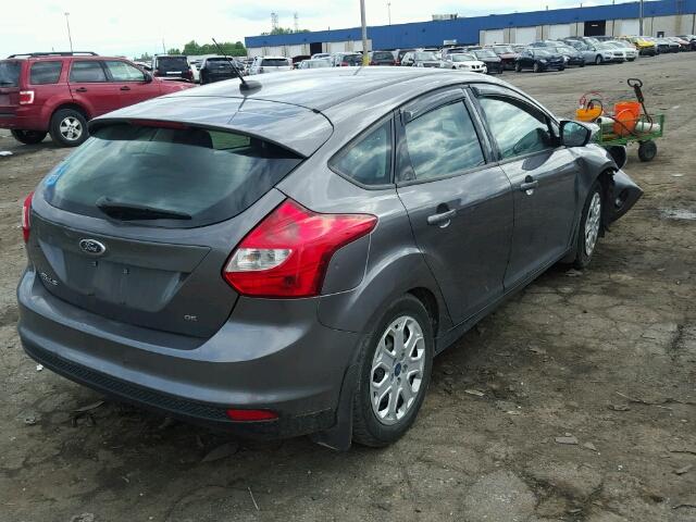 1FAHP3K2XCL300538 - 2012 FORD FOCUS SE GRAY photo 4