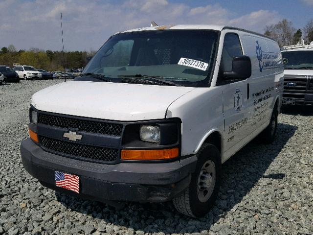 1GCGG25V661254762 - 2006 CHEVROLET EXPRESS G2 WHITE photo 2