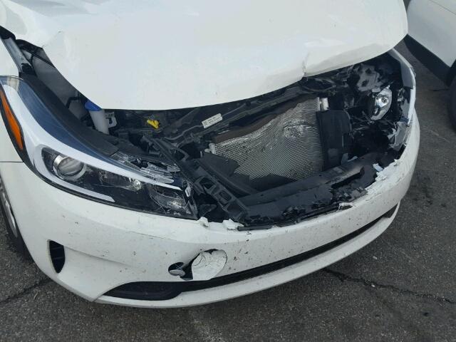 3KPFK4A76HE031019 - 2017 KIA FORTE LX WHITE photo 9