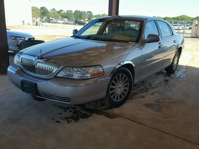 1LNHM81W63Y629756 - 2003 LINCOLN TOWN CAR E GOLD photo 2