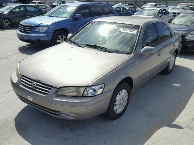 4T1BG22KXWU324794 - 1998 TOYOTA CAMRY CE TAN photo 2