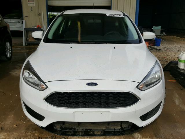 1FADP3K20JL207457 - 2018 FORD FOCUS SE WHITE photo 9