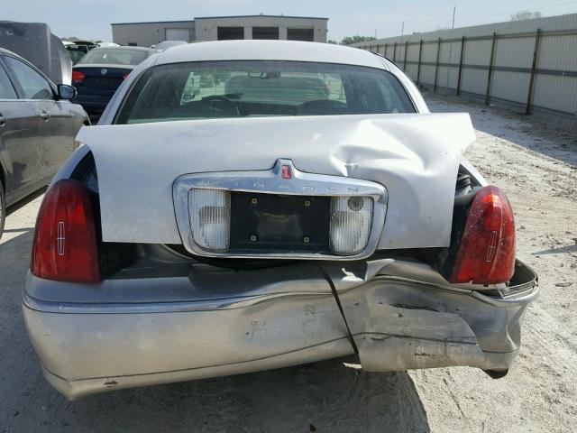 1LNFM82W6WY673766 - 1998 LINCOLN TOWN CAR S SILVER photo 9