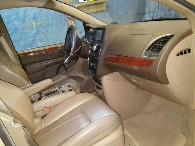 2A4RR6DG3BR784135 - 2011 CHRYSLER TOWN & COU GOLD photo 5
