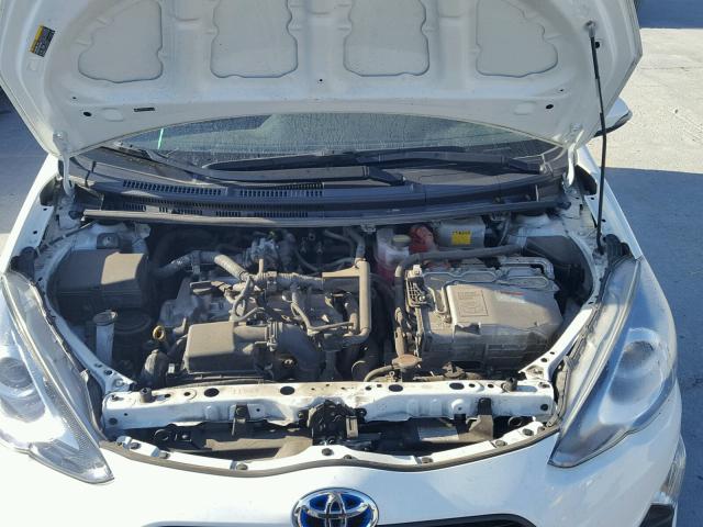 JTDKDTB34G1121396 - 2016 TOYOTA PRIUS C WHITE photo 7