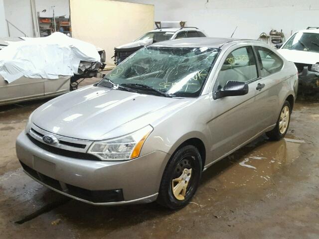 1FAHP32N18W134894 - 2008 FORD FOCUS S/SE SILVER photo 2