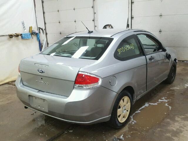 1FAHP32N18W134894 - 2008 FORD FOCUS S/SE SILVER photo 4