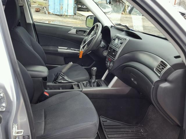JF2SHABC5DG417370 - 2013 SUBARU FORESTER 2 SILVER photo 5