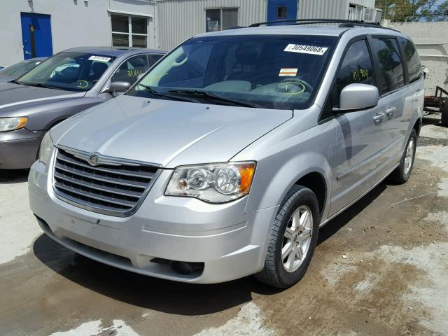 2A8HR54149R683986 - 2009 CHRYSLER TOWN & COU SILVER photo 2