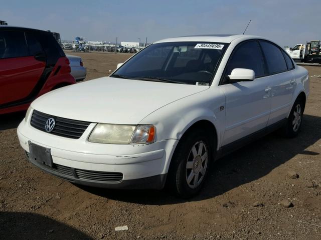 WVWMA23B1YP293837 - 2000 VOLKSWAGEN PASSAT GLS WHITE photo 2