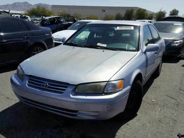 4T1BG22K5WU272314 - 1998 TOYOTA CAMRY CE GRAY photo 2