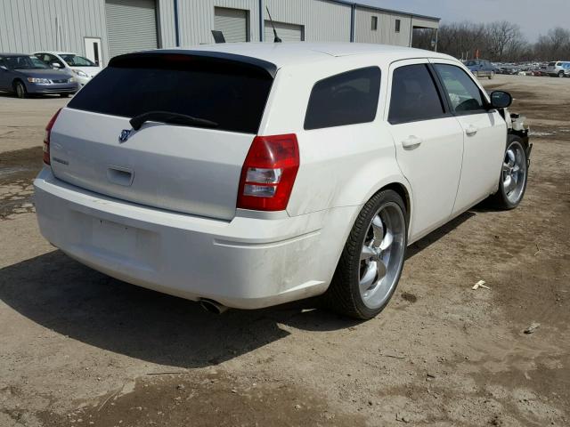 2D4FV47T98H111126 - 2008 DODGE MAGNUM WHITE photo 4