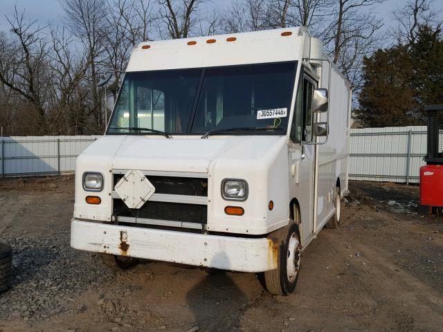 4UZAANBW11CJ22183 - 2001 FREIGHTLINER CHASSIS M WHITE photo 2