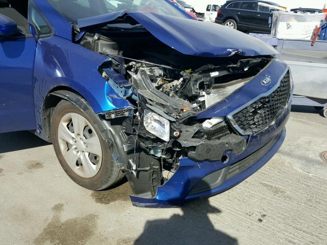 3KPFK4A79HE070557 - 2017 KIA FORTE LX BLUE photo 9