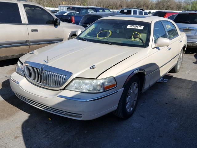 1LNHM83W83Y644434 - 2003 LINCOLN TOWN CAR C WHITE photo 2